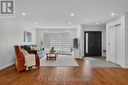 312 Faraday Court, Waterloo, ON - Indoor Photo Showing Living Room