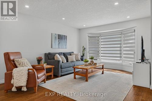 312 Faraday Court, Waterloo, ON - Indoor Photo Showing Living Room