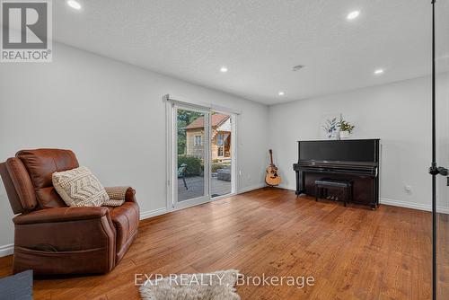 312 Faraday Court, Waterloo, ON - Indoor Photo Showing Living Room