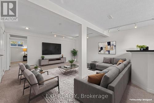 312 Faraday Court, Waterloo, ON - Indoor Photo Showing Living Room