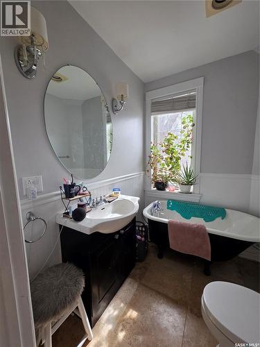 905 2Nd Street, Estevan, SK - Indoor Photo Showing Bathroom