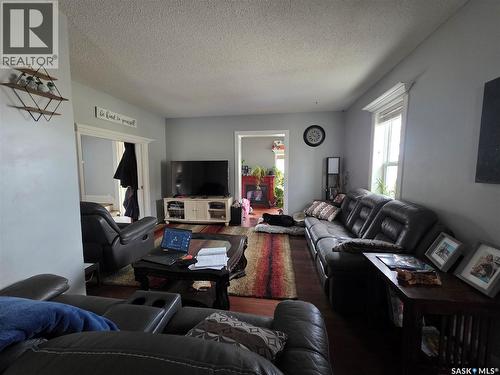 905 2Nd Street, Estevan, SK - Indoor Photo Showing Living Room