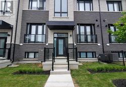 11 HOWICK LANE  Richmond Hill, ON L4C 5T1