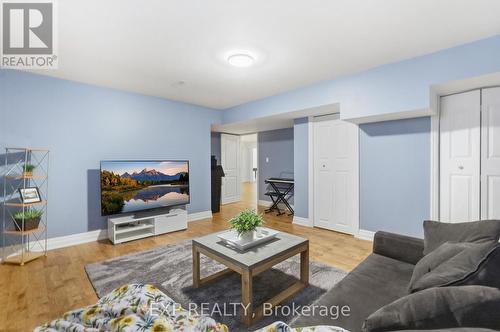 583 Park Crescent, Pickering, ON - Indoor Photo Showing Living Room