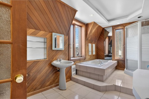 Master Bathroom - 10950  - 10952 Av. Lausanne, Montréal (Montréal-Nord), QC - Indoor Photo Showing Bathroom