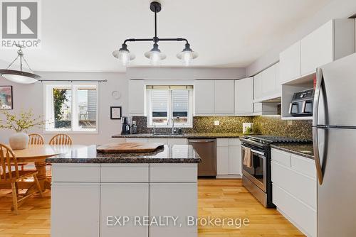 381 Timlock Place, Waterloo, ON - Indoor Photo Showing Kitchen With Upgraded Kitchen