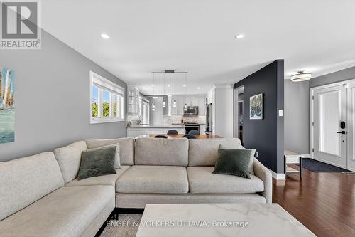 754 Cork Street, Ottawa, ON - Indoor Photo Showing Living Room