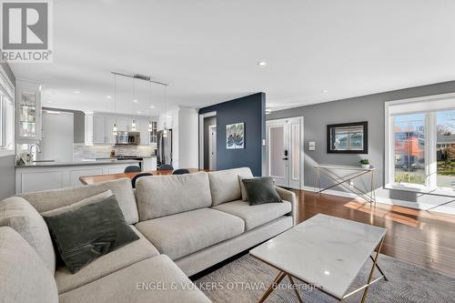 754 Cork Street, Ottawa, ON - Indoor Photo Showing Living Room