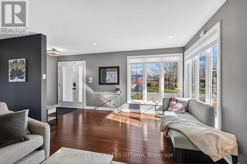 754 Cork Street, Ottawa, ON - Indoor Photo Showing Living Room