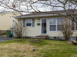 404 Poplar Drive  Dartmouth, NS B2W 4L1