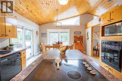 Lots of space to work - 8 Dane Row, Willow Grove, NB - Indoor With Fireplace