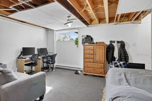 Salle familiale - 1408 Av. Du Parc, Saint-Jérôme, QC - Indoor
