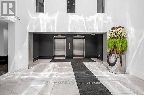Building Lobby - 615 - 16 Concord Place, Grimsby, ON - Indoor
