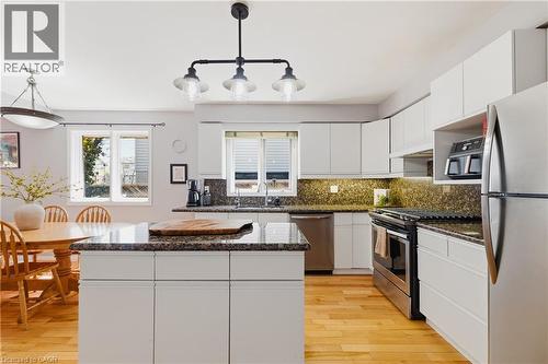 381 Timlock Place, Waterloo, ON - Indoor Photo Showing Kitchen With Upgraded Kitchen