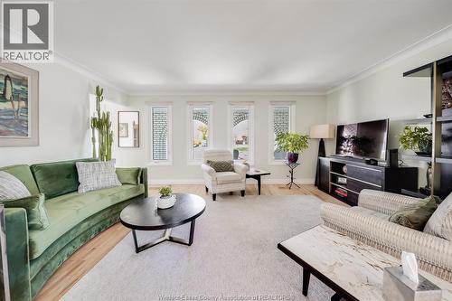 109 Centennial, Tecumseh, ON - Indoor Photo Showing Living Room