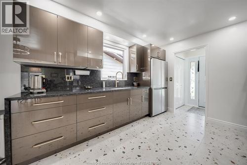 109 Centennial, Tecumseh, ON - Indoor Photo Showing Kitchen