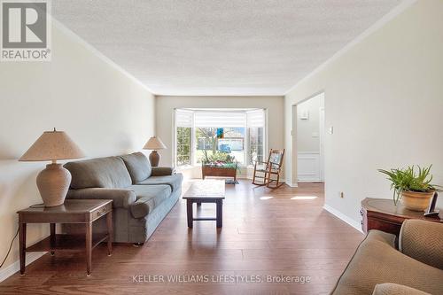 62 Fourwinds Road, London South (South K), ON - Indoor Photo Showing Living Room