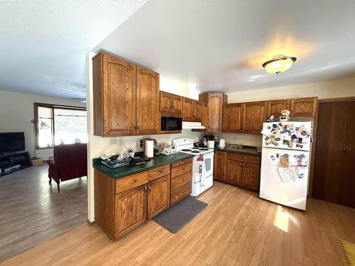 982 Hwy 608, Neebing, ON - Indoor Photo Showing Kitchen