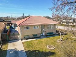 455 Sly DR  Winnipeg, MB R2V 2H3