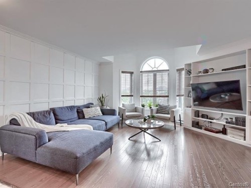 Living Room - 7-5 Crois. De Cambrai, Châteauguay, QC - Indoor Photo Showing Living Room