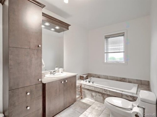 Bathroom - 7-5 Crois. De Cambrai, Châteauguay, QC - Indoor Photo Showing Bathroom