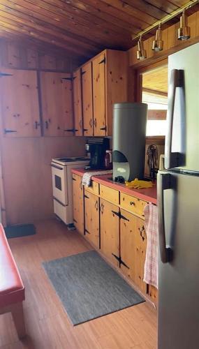 10 Leaside Beach Road, Pine Dock, MB - Indoor Photo Showing Kitchen