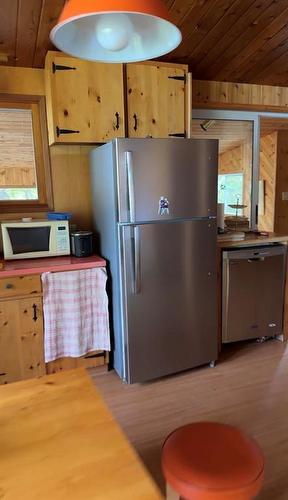 10 Leaside Beach Road, Pine Dock, MB - Indoor Photo Showing Kitchen