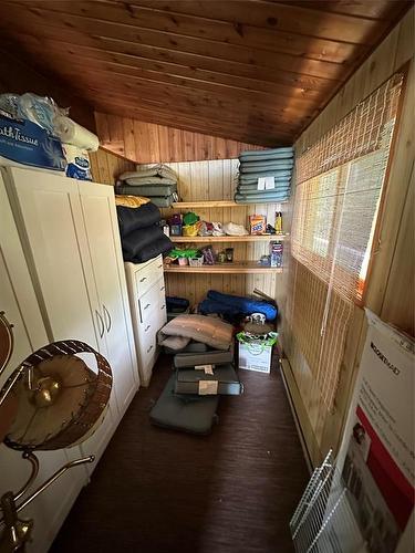 10 Leaside Beach Road, Pine Dock, MB - Indoor Photo Showing Other Room