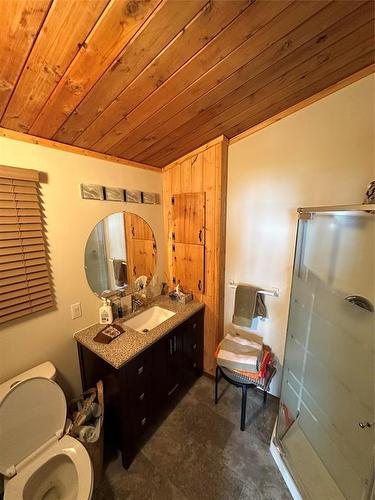 10 Leaside Beach Road, Pine Dock, MB - Indoor Photo Showing Bathroom