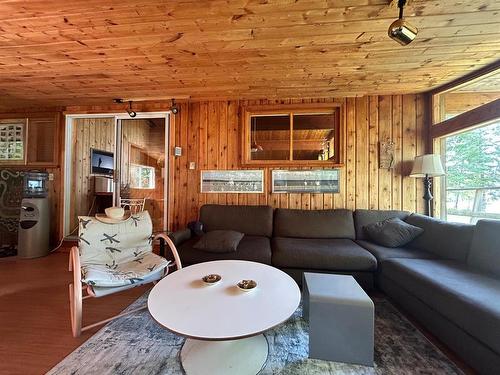 10 Leaside Beach Road, Pine Dock, MB - Indoor Photo Showing Living Room