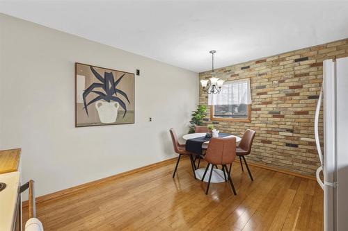 19 Cranbrook Bay, Winnipeg, MB - Indoor Photo Showing Dining Room