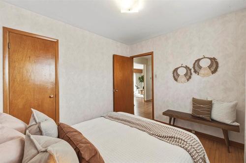 19 Cranbrook Bay, Winnipeg, MB - Indoor Photo Showing Bedroom