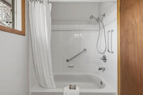 19 Cranbrook Bay, Winnipeg, MB - Indoor Photo Showing Bathroom