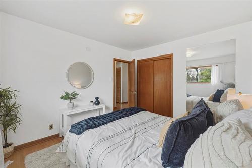 19 Cranbrook Bay, Winnipeg, MB - Indoor Photo Showing Bedroom