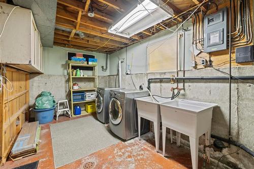 19 Cranbrook Bay, Winnipeg, MB - Indoor Photo Showing Laundry Room