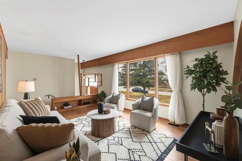 19 Cranbrook Bay, Winnipeg, MB - Indoor Photo Showing Living Room