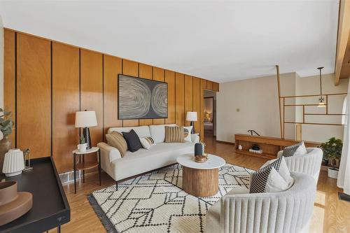 19 Cranbrook Bay, Winnipeg, MB - Indoor Photo Showing Living Room