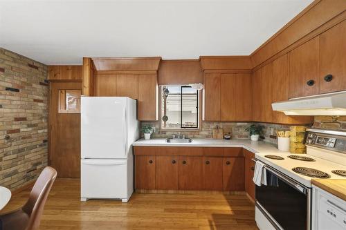19 Cranbrook Bay, Winnipeg, MB - Indoor Photo Showing Kitchen