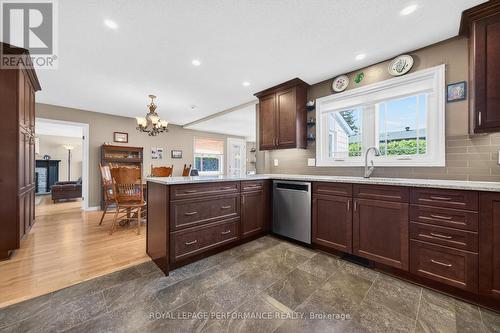 774 Manitou Drive, Ottawa, ON - Indoor Photo Showing Kitchen With Upgraded Kitchen