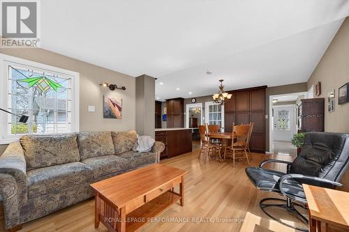 774 Manitou Drive, Ottawa, ON - Indoor Photo Showing Living Room