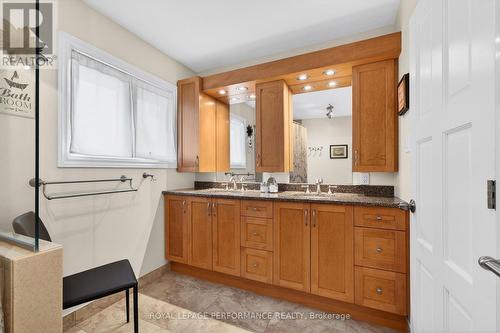 774 Manitou Drive, Ottawa, ON - Indoor Photo Showing Kitchen With Double Sink