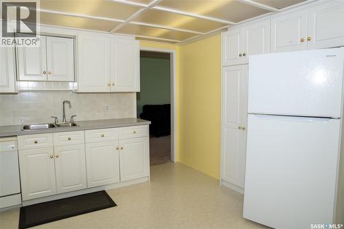 638 Alberta Avenue, Kerrobert, SK - Indoor Photo Showing Kitchen With Double Sink