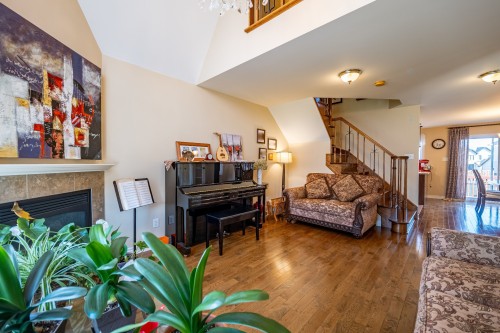 Living Room - 153 Rue Du Jade, Saint-Jean-Sur-Richelieu, QC - Indoor With Fireplace