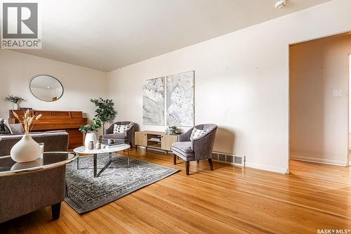 1609 Park Avenue, Saskatoon, SK - Indoor Photo Showing Living Room