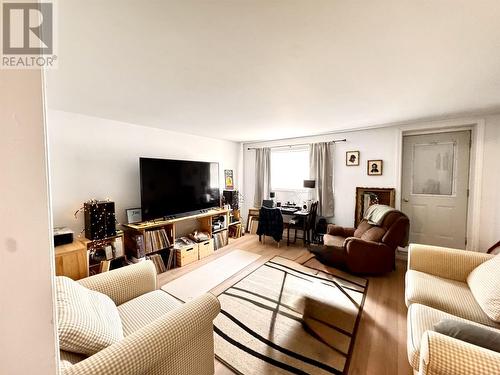 59 Winston Rd, Wawa, ON - Indoor Photo Showing Living Room