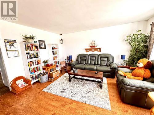 59 Winston Rd, Wawa, ON - Indoor Photo Showing Living Room