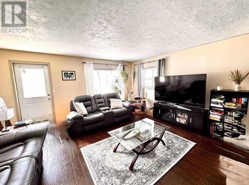 59 Winston Rd, Wawa, ON - Indoor Photo Showing Living Room