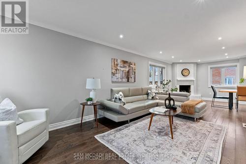 4025 Rolling Valley Drive, Mississauga, ON - Indoor Photo Showing Living Room