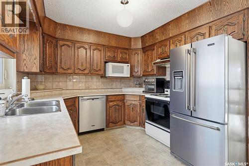 516 Wilken Crescent E, Warman, SK - Indoor Photo Showing Kitchen With Double Sink