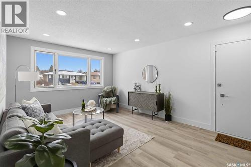 224 Waterloo Crescent, Saskatoon, SK - Indoor Photo Showing Living Room